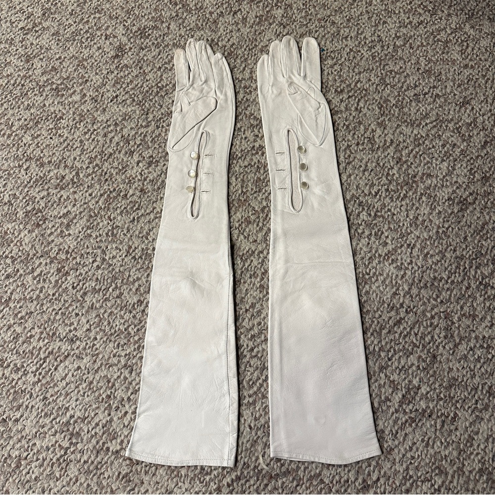 Lacrasia white leather debutante gloves
